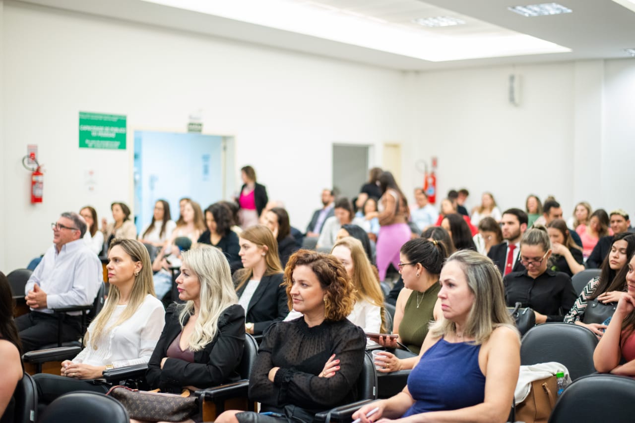 Juiz oferece dicas a advogados para uma audiência na prática
